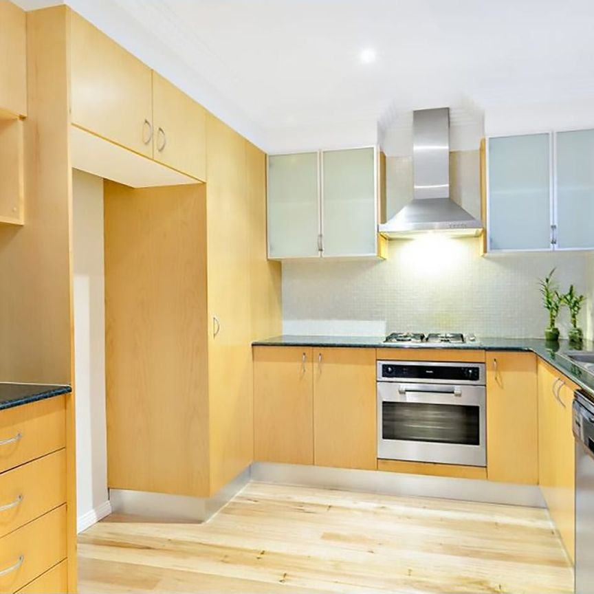 Luxury Townhouse for Lease – 3 Bedrooms + Attic/4th Bedroom - Photo 1