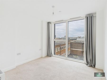 The Broadway, Crawley - Photo 3