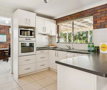 Sprawling family home in a perfect Village position - Photo 3