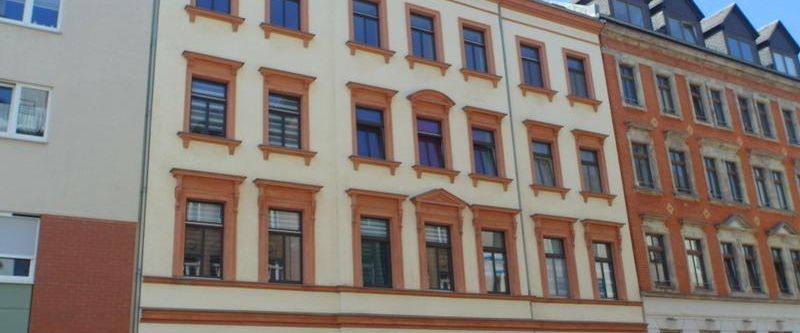 Freundliche 3-Zimmer-Wohnung mit Laminatboden, großem Balkon (Hofseite), Badewanne & Einbauküche - Photo 1