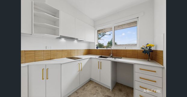 Fully Renovated Studio Apartment - Photo 1