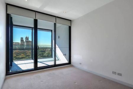 Luxury Two bedroom apartment with stunning uninterrupted views of Hyde Park - Photo 4