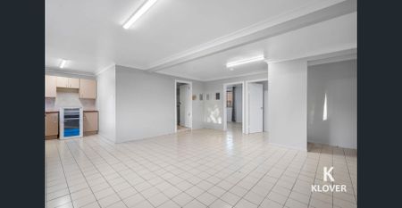 🏡 For Rent I 14 Minoa Street, Woodridge QLD 4114 ✨ Spacious Dual Living Home I Perfect for a Big Family! - Photo 3