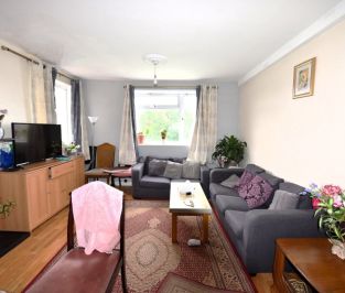 2 bedroom Flat in Whincover Drive, Leeds - Photo 5