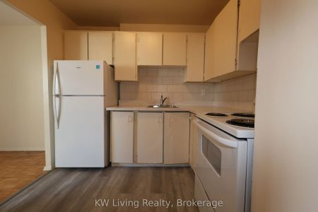 33 Central Parkway W #504 - Photo 4