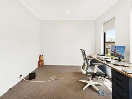 Stylish 3-Bedroom Townhouse in Thornhill Park - Photo 2