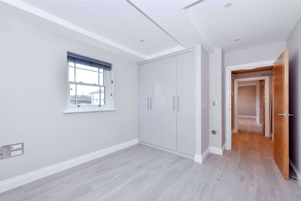 A spacious one bedroom apartment, centrally located and with gated allocated parking - Photo 1