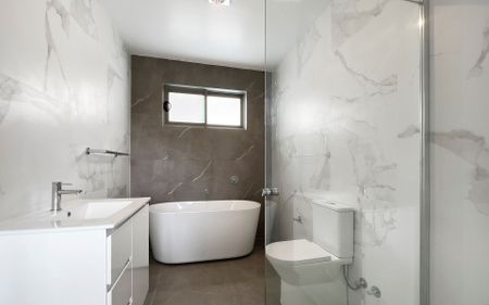 Modern 5 Bedroom Home - Photo 5