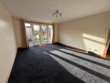 3 bedroom ground floor flat to rent - Photo 2