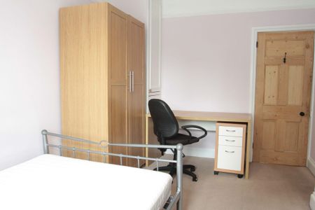 Howard Road (4 bed) - Photo 2