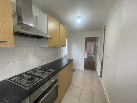 REDECORATED***TWO DOUBLE BEDROOM***LIVING ROOM***DINING ROOM***FITTED KITCHEN***FAMILY BATHROOM. BILLS NOT INCLUDED. - Photo 2