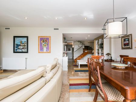 Excellent 5 Bedroom house / villa for rent in Montmar, Barcelona - Photo 3