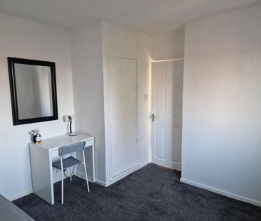 2 Bed Semi-Detached House, Belle Isle Road, LS10 - Photo 4