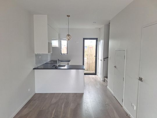 Modern Townhouse 2 Bedrooms - Photo 1