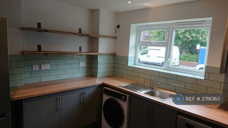 1 bedroom in a flat share to rent - Photo 5