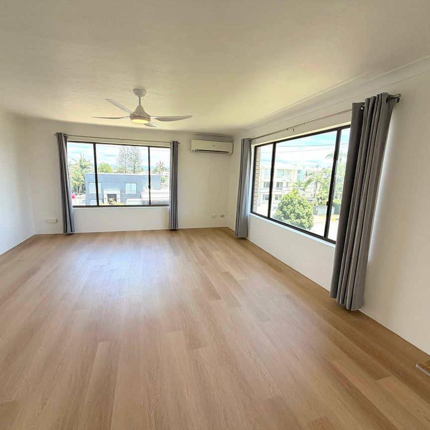 Renovated Top Floor Unit – Walk to Broadwater - Photo 1