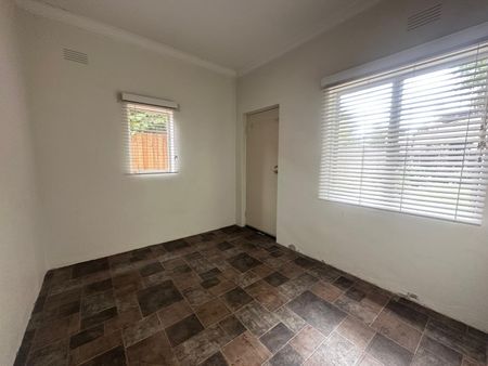 Spacious 3-Bedroom Home with Sunroom & Great Backyard - Photo 3