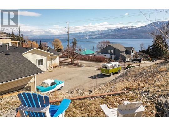 Lower suite – Picturesque Peachland! - Photo 1