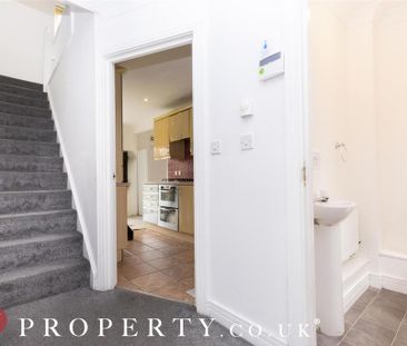 4 bedroom end of terrace house to rent - Photo 5