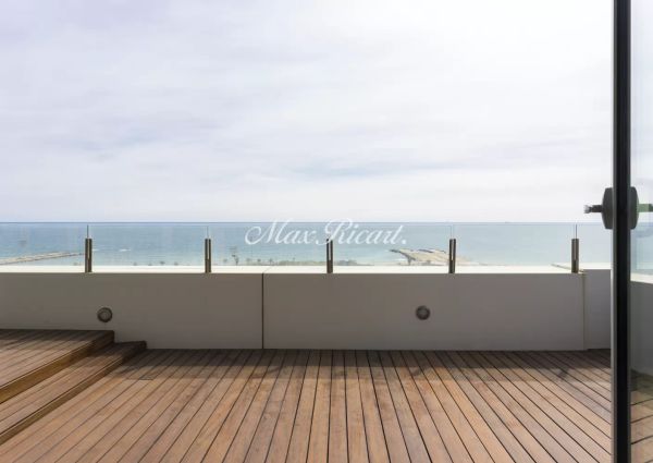 Ático moderno con terraza en primera línea de playa en Barcelona
