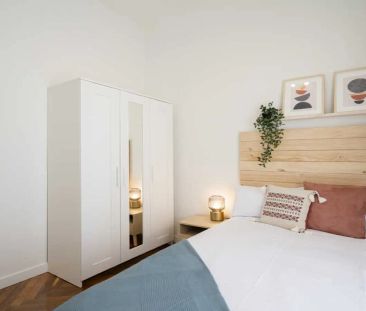 Room in a shared 17-bedroom apartment for rent in Vallehermoso - Foto 3