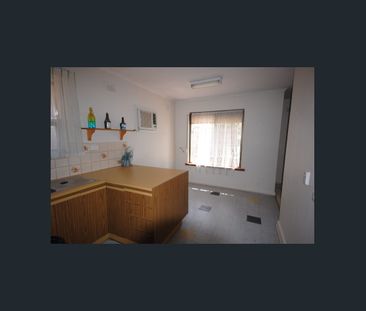 Large 3 Bedroom Home on a quiet street - Photo 4