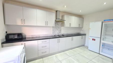 4 bedroom semi-detached house to rent - Photo 3