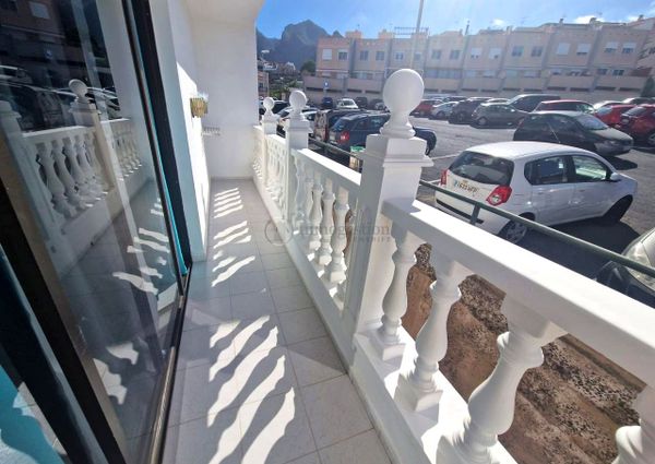 Se alquila en Los Olivos apartamento de 4 dormitorios