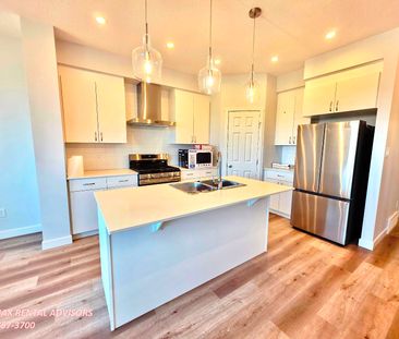 AMAZING UPPER 3 BED, 3 BATH W/ DBL ATTACHED GARAGE IN THE COMMUNITY... - Photo 4