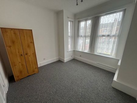 1 Bedroom Flat / Apartment - Atherley Road, Southampton - Photo 5