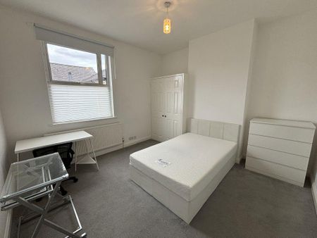 4 bedroom terraced house to rent - Photo 3