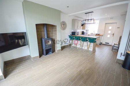 2 bedroom end of terrace house to rent - Photo 2