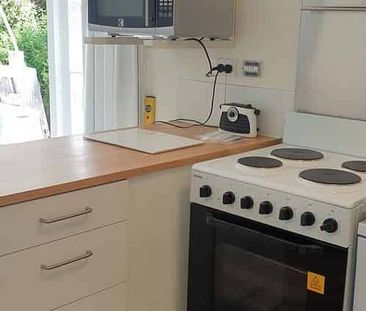 4 Bedroom Flat - Whiteware included - 2 Showers - Photo 1