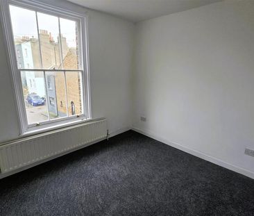3 bedroom flat to rent - Photo 3
