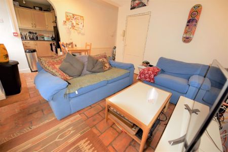 1 bedroom Flat in Hyde Park Terrace, Leeds - Photo 2