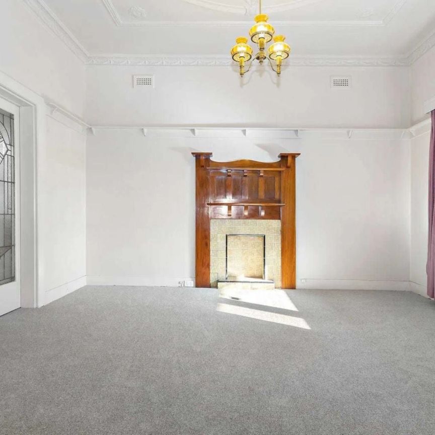 Charming Californian Bungalow in the Heart of Richmond Hill - Photo 1