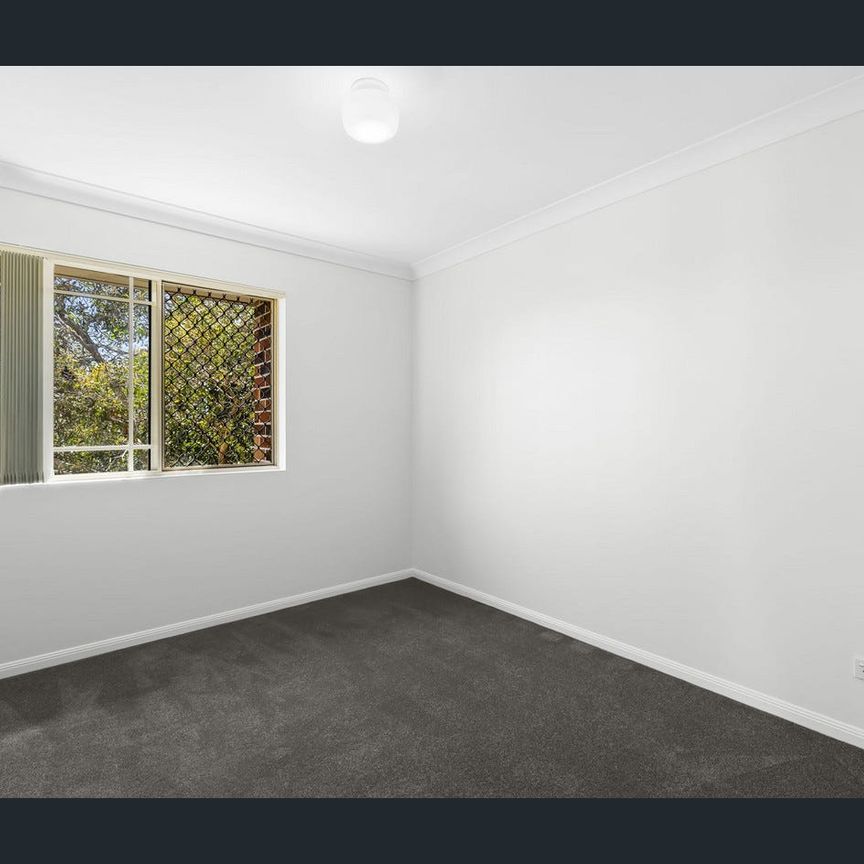 Coastal Convenience on Your Doorstep — 200m to the Broadwater! - Photo 1