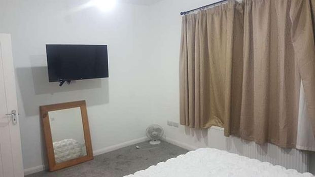 High Road Ilford, IG1 - Photo 1