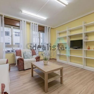 Alquiler de piso en Calle Campoamor - Photo 1