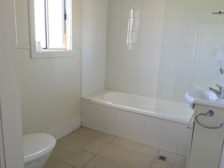 PET FRIENDLY TWO BEDROOM HOME!! - Photo 3