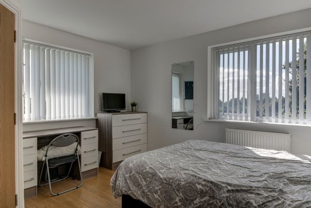 8 Bed Penthouse, Stonemasons Close, L7 - Photo 1