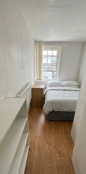 Studio Flat, High St, HA8 - Photo 1