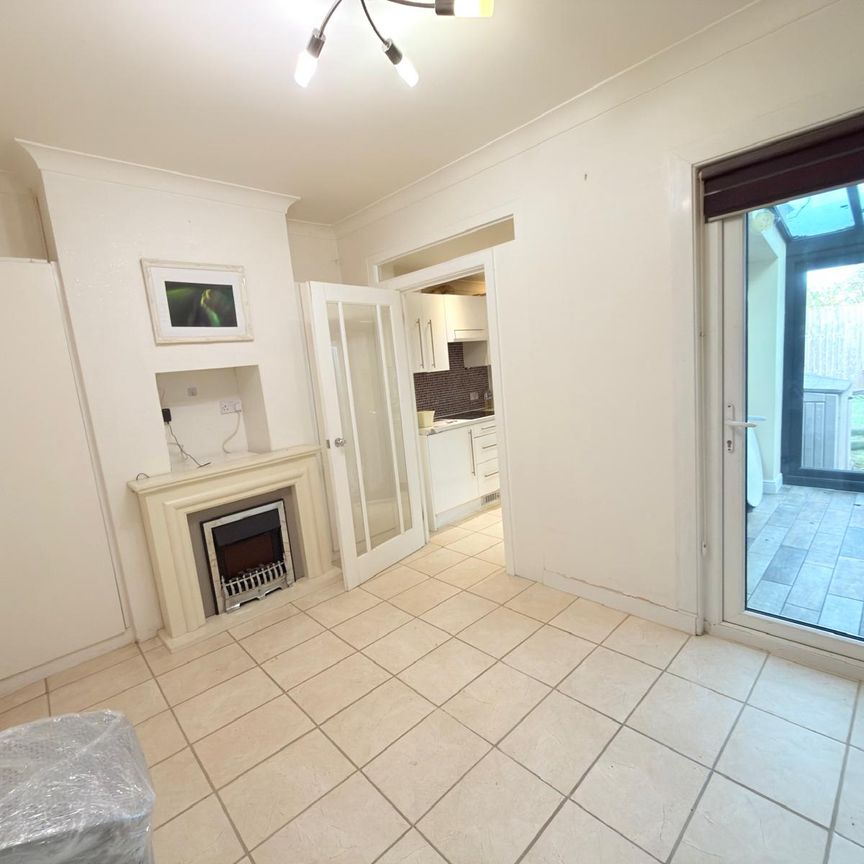 Two/three bed house ideal for families only- £2200 pcm - Photo 1