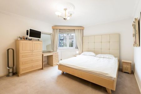 A well-presented two bedroom apartment, featuring a private balcony, garage and situated in the desirable location of Richmond Hill. - Photo 3