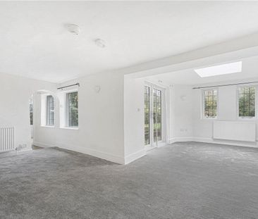 A detached four bedroom house situated within the Village of South ... - Photo 6