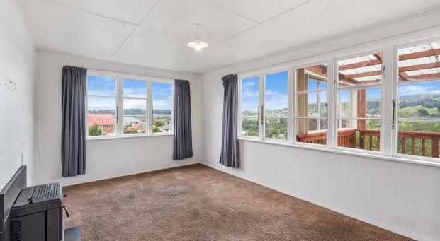 Charming 2 Bedroom Home In Green Island - Photo 1