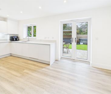 3 bedroom House in Hurley Drive, Berkshire - Photo 5