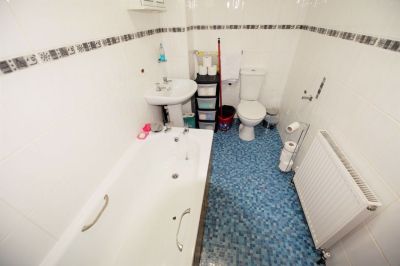 2 bedroom Flat in Cardigan Road, Leeds - Photo 5
