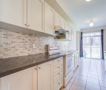 For Lease - 30 London Pride Drive, Richmond Hill, Ontario - Photo 3