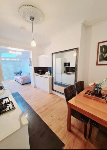 1 bedroom in a house share to rent - Photo 5